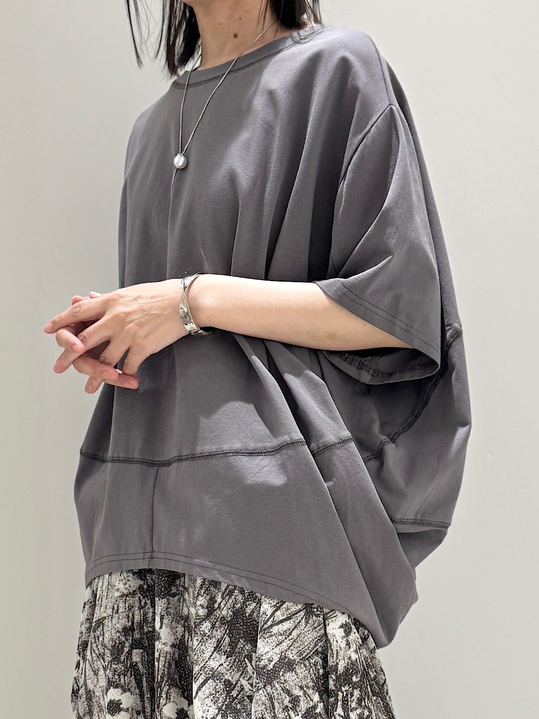 チャコールグレー 着用