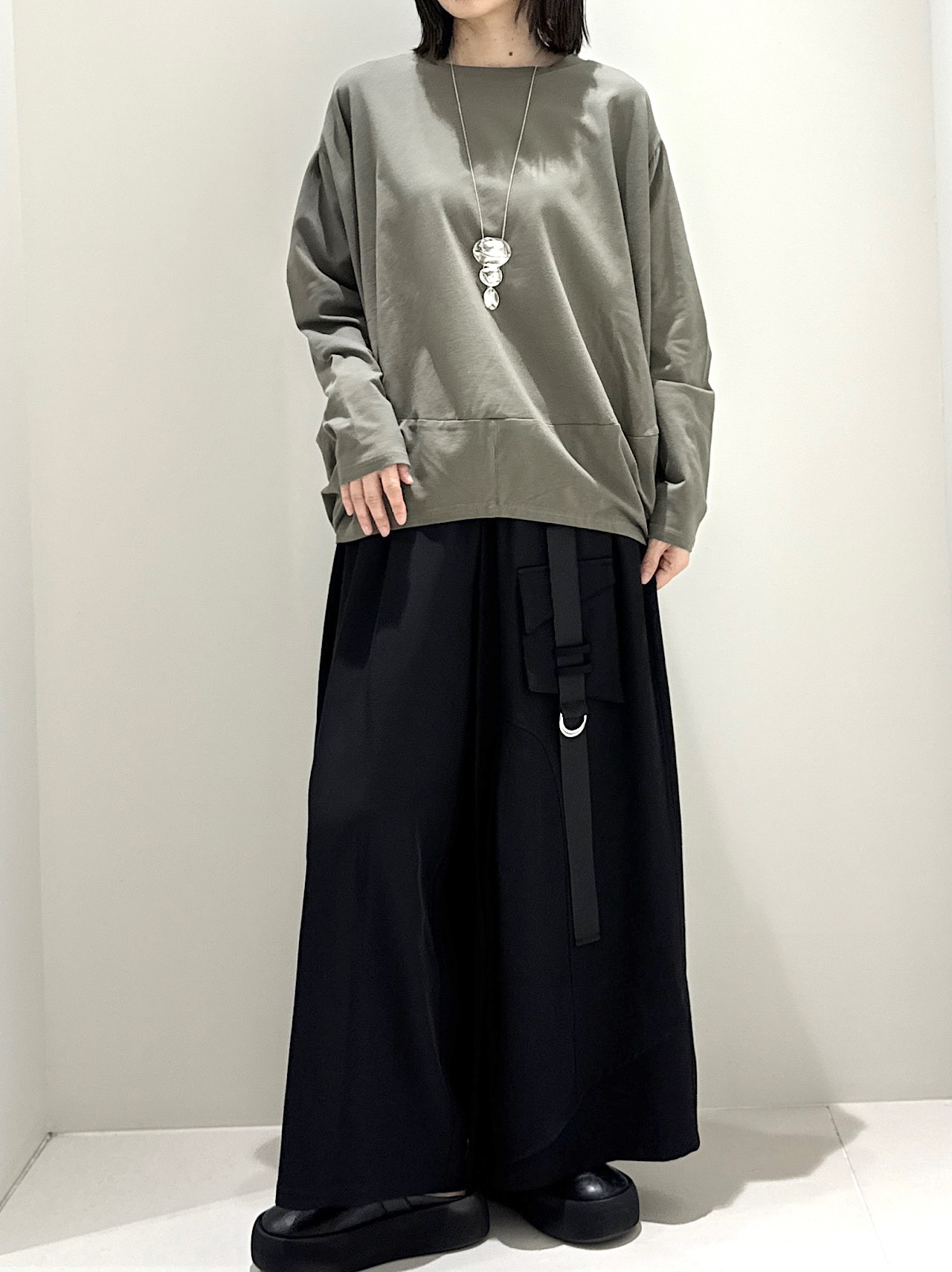 カーキ スタイリング全身